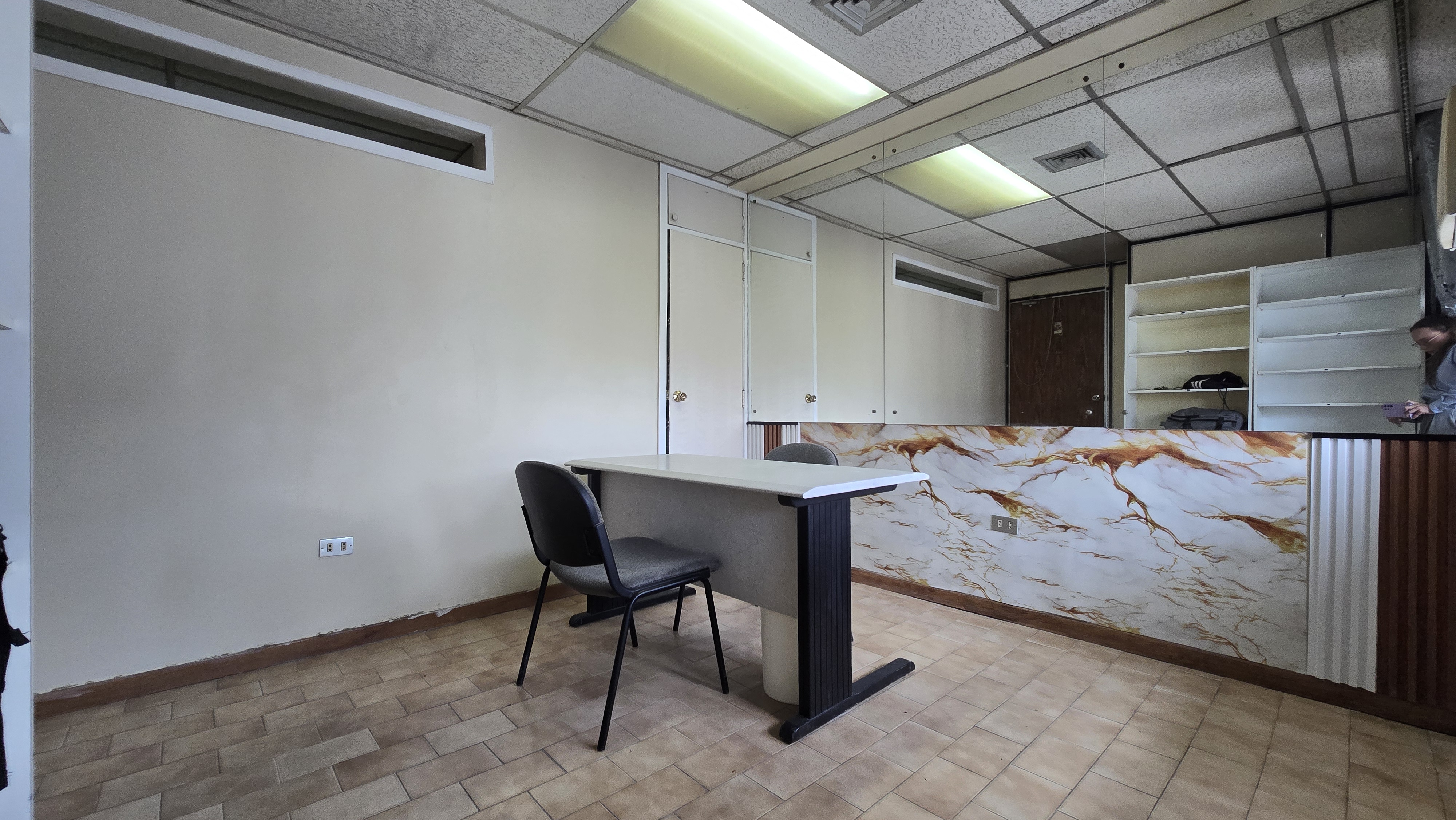 Alquilo Oficina en la Av. Casanova, en el Instituto Médico del Este.