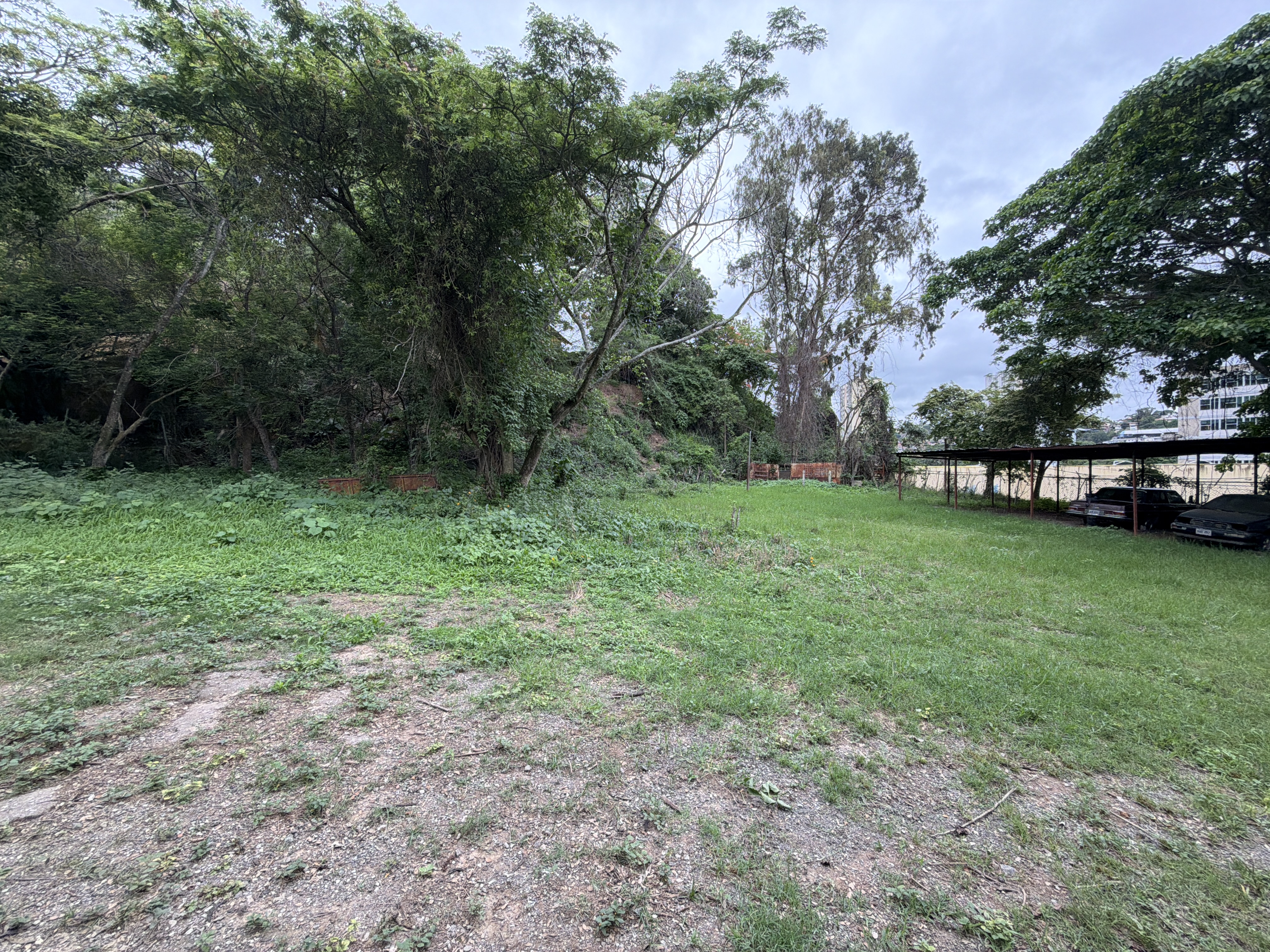 Terreno con zonificación R5 en venta en La Trinidad