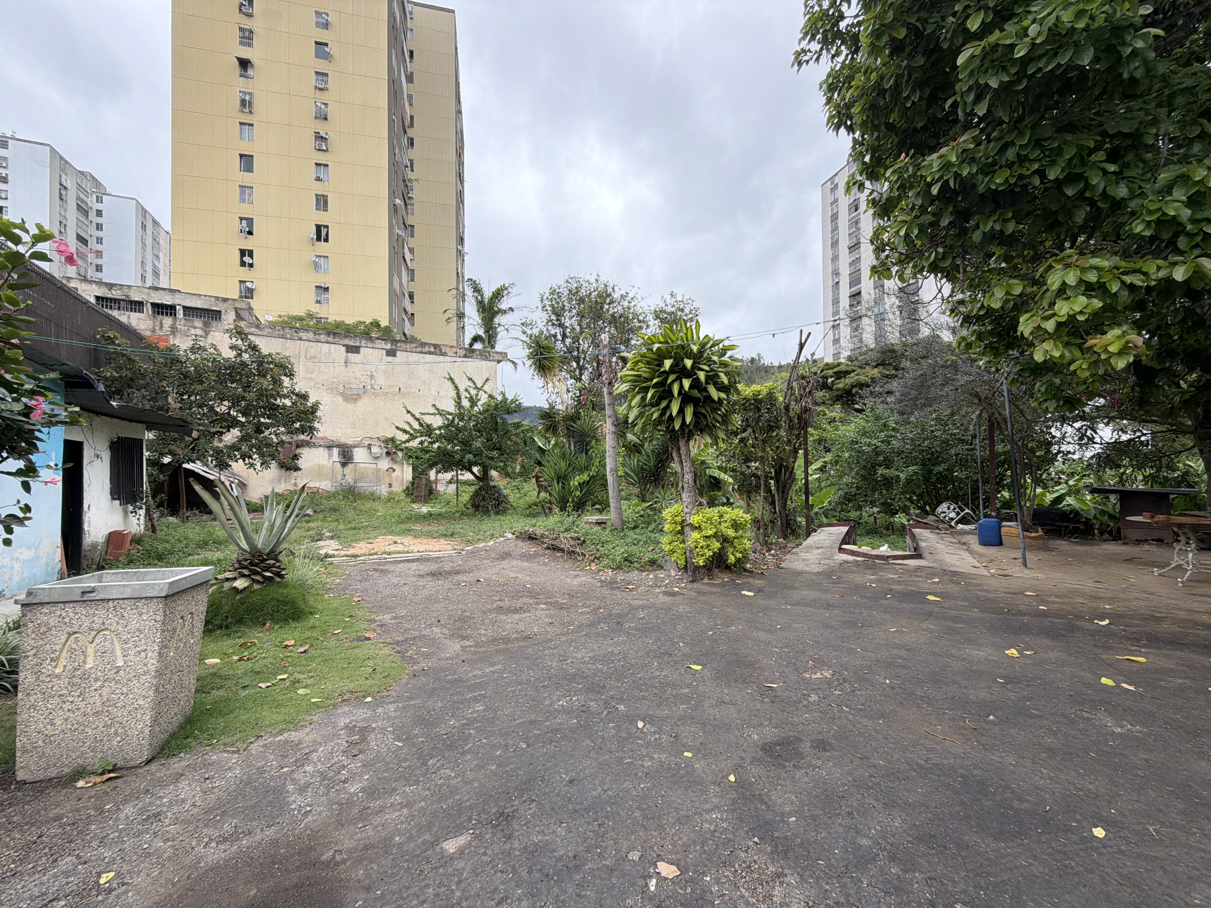 Terreno plano con zonificación R7 en el pueblo de Baruta