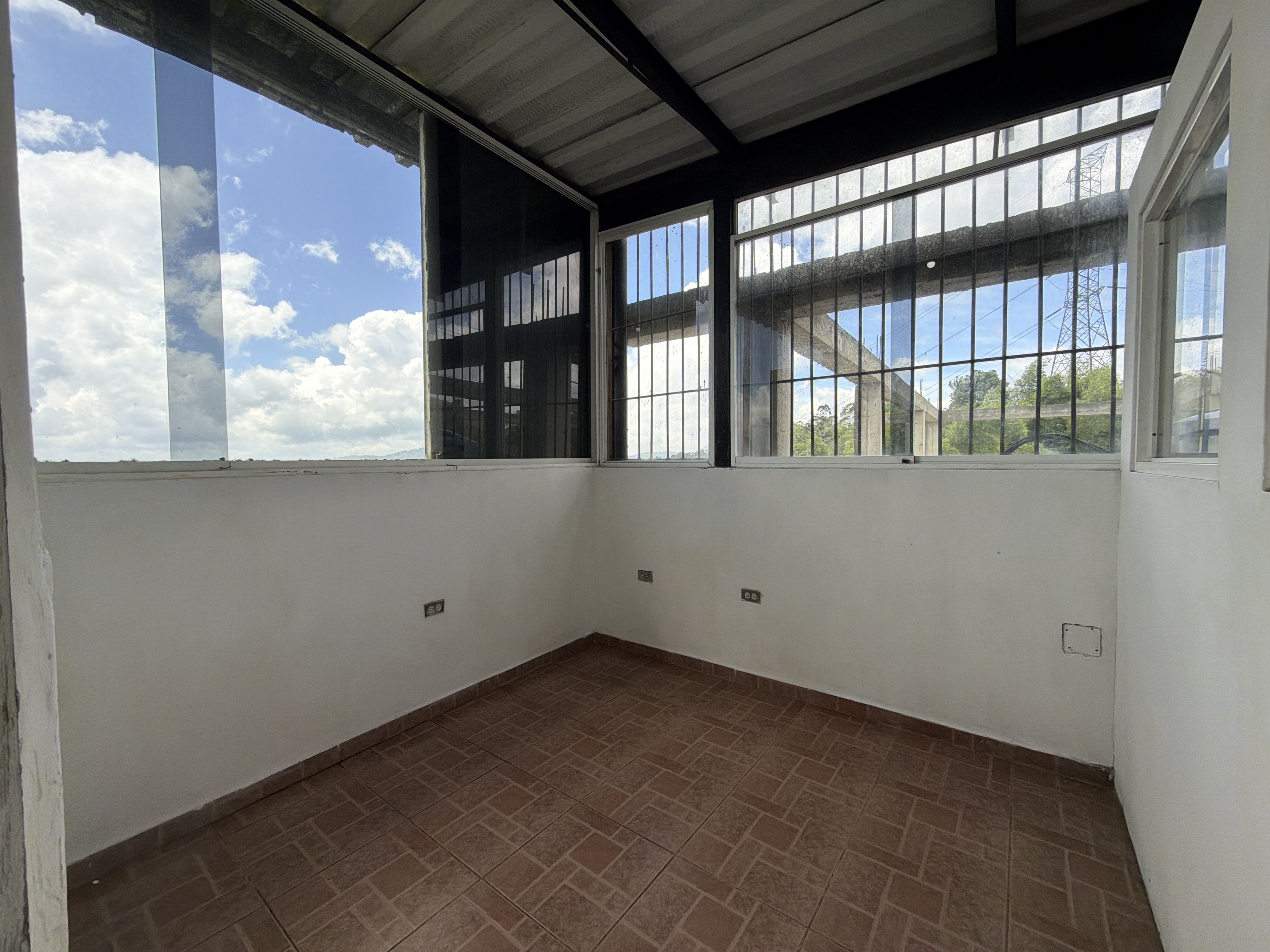 Alquilo Local comercial en piso 1 – Los Guayabitos