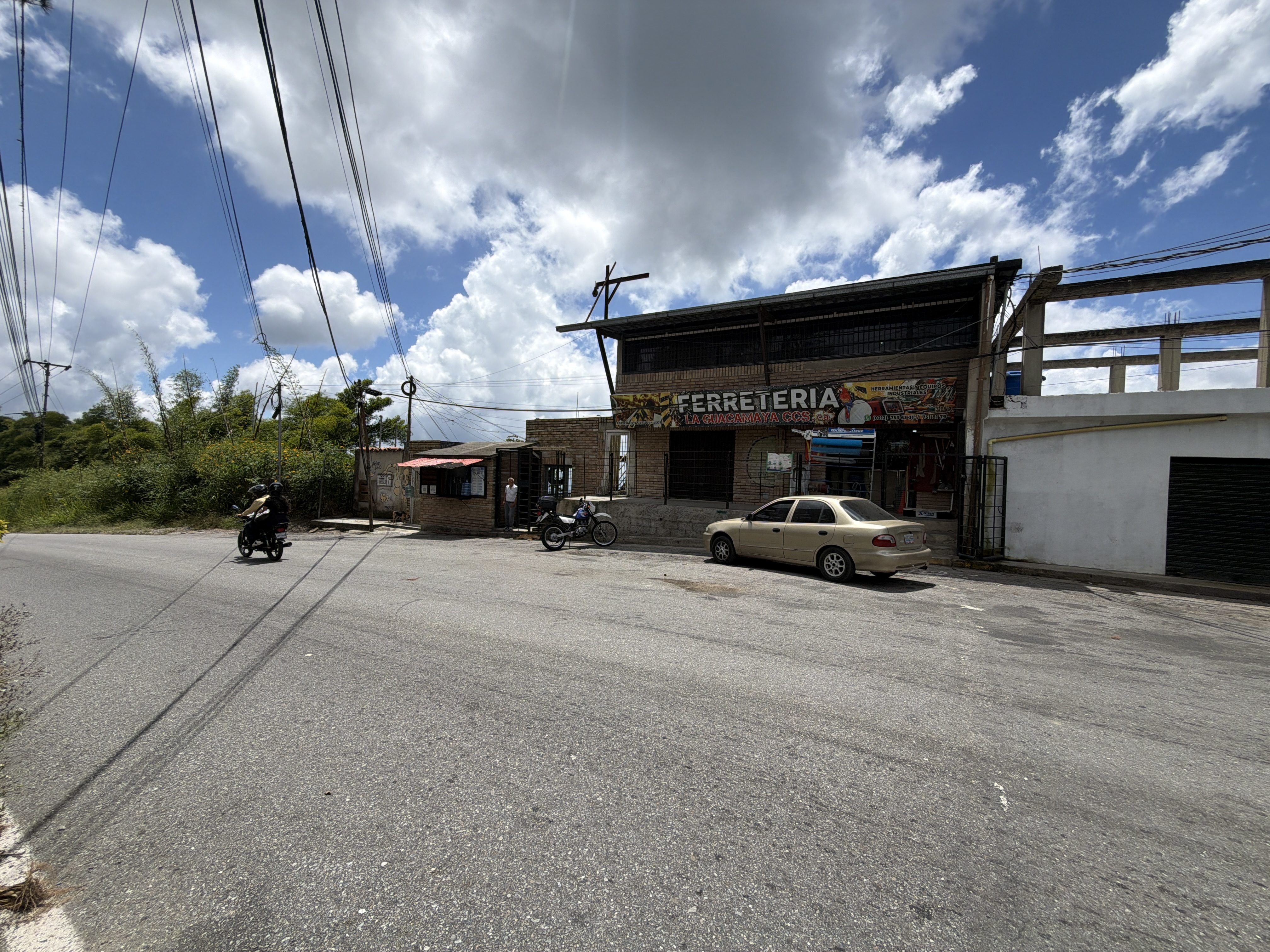 Alquilo Local comercial en piso 1 – Los Guayabitos