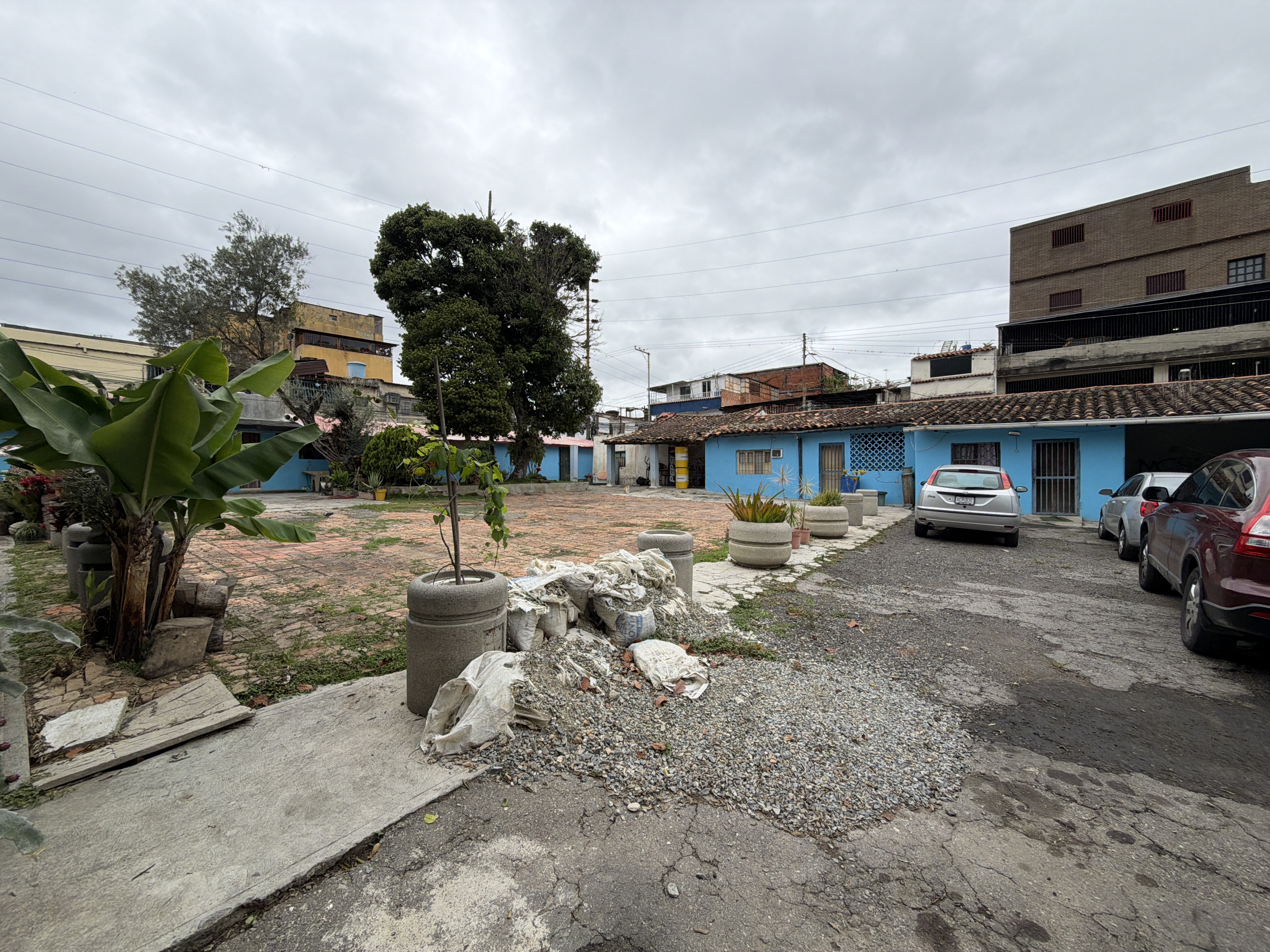 Terreno plano con zonificación R7 en el pueblo de Baruta