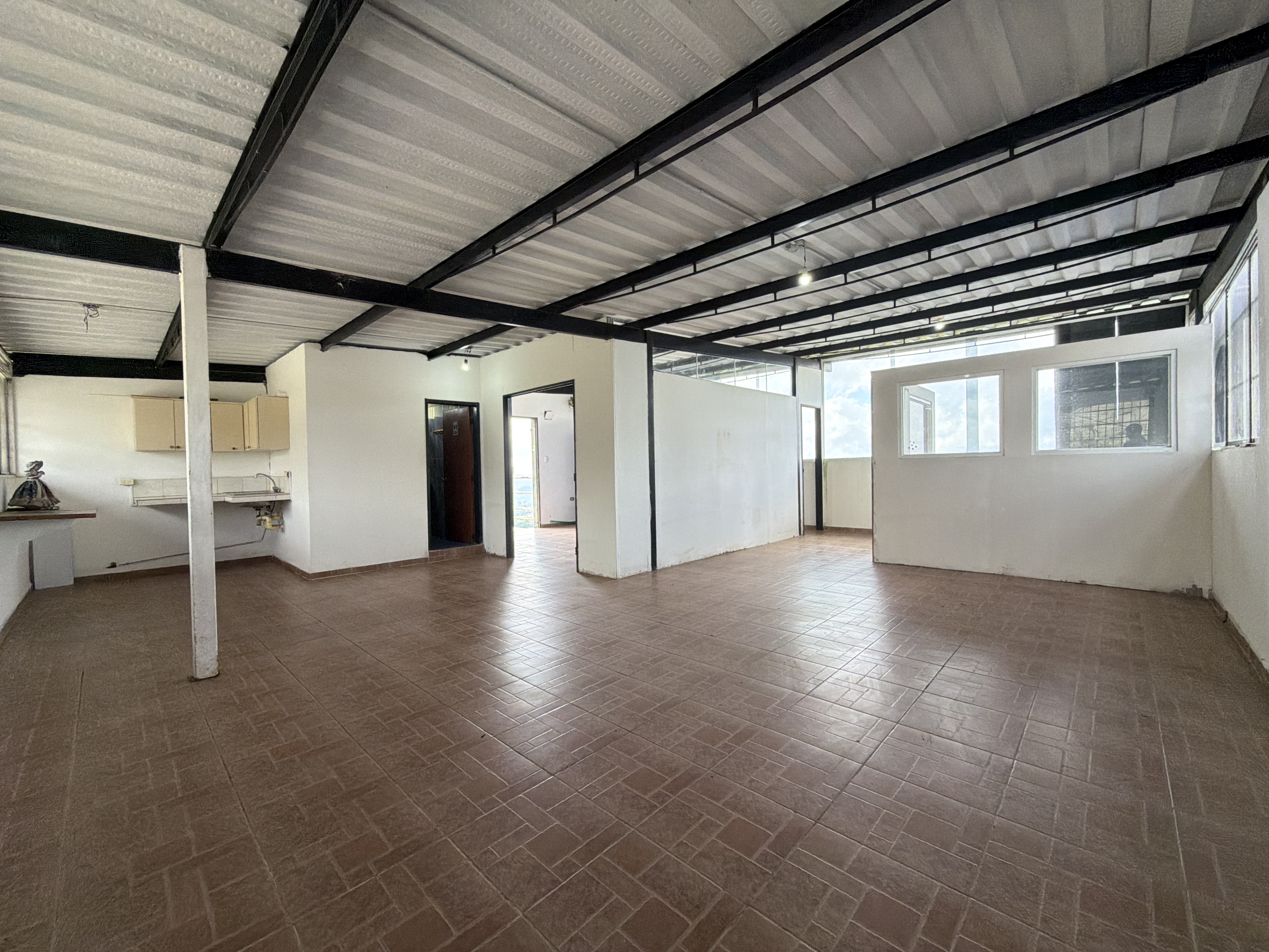Alquilo Local comercial en piso 1 – Los Guayabitos