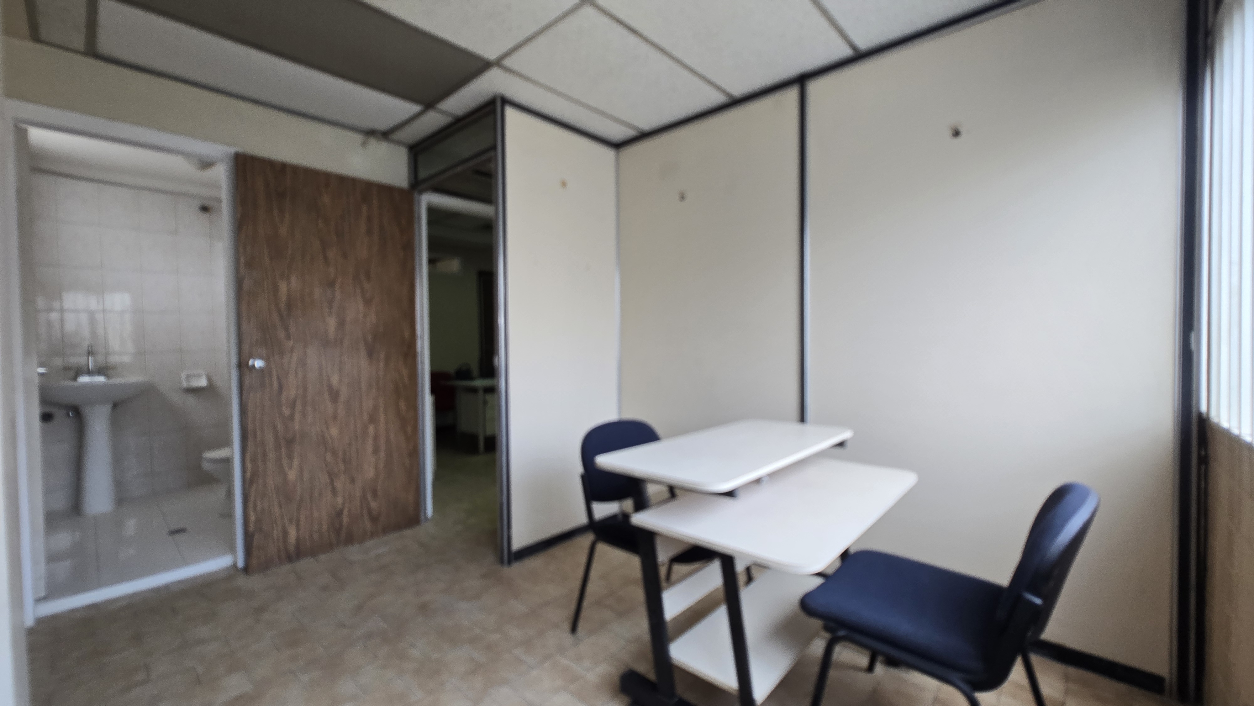 Alquilo Oficina en la Av. Casanova, en el Instituto Médico del Este.