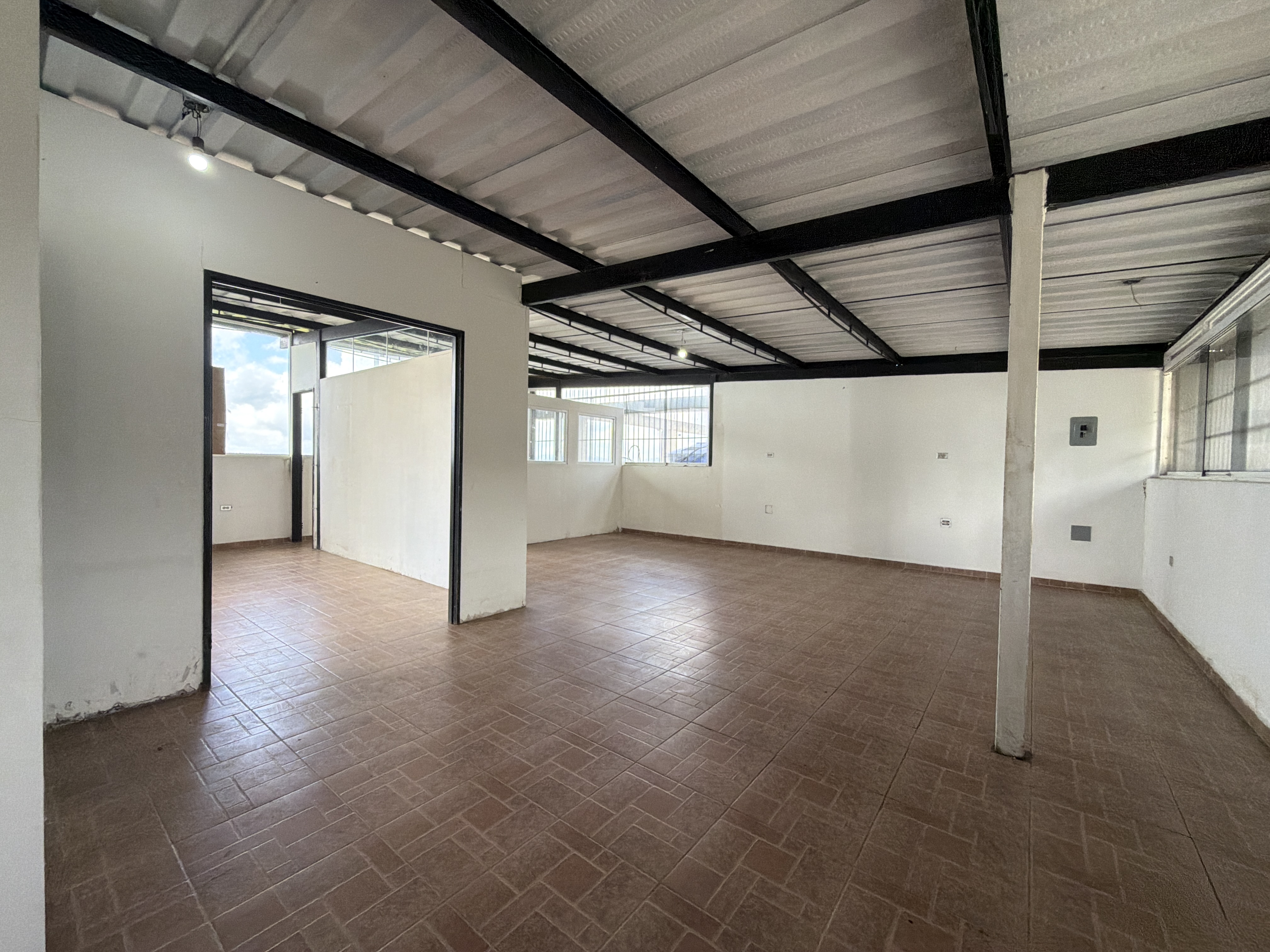Alquilo Local comercial en piso 1 – Los Guayabitos