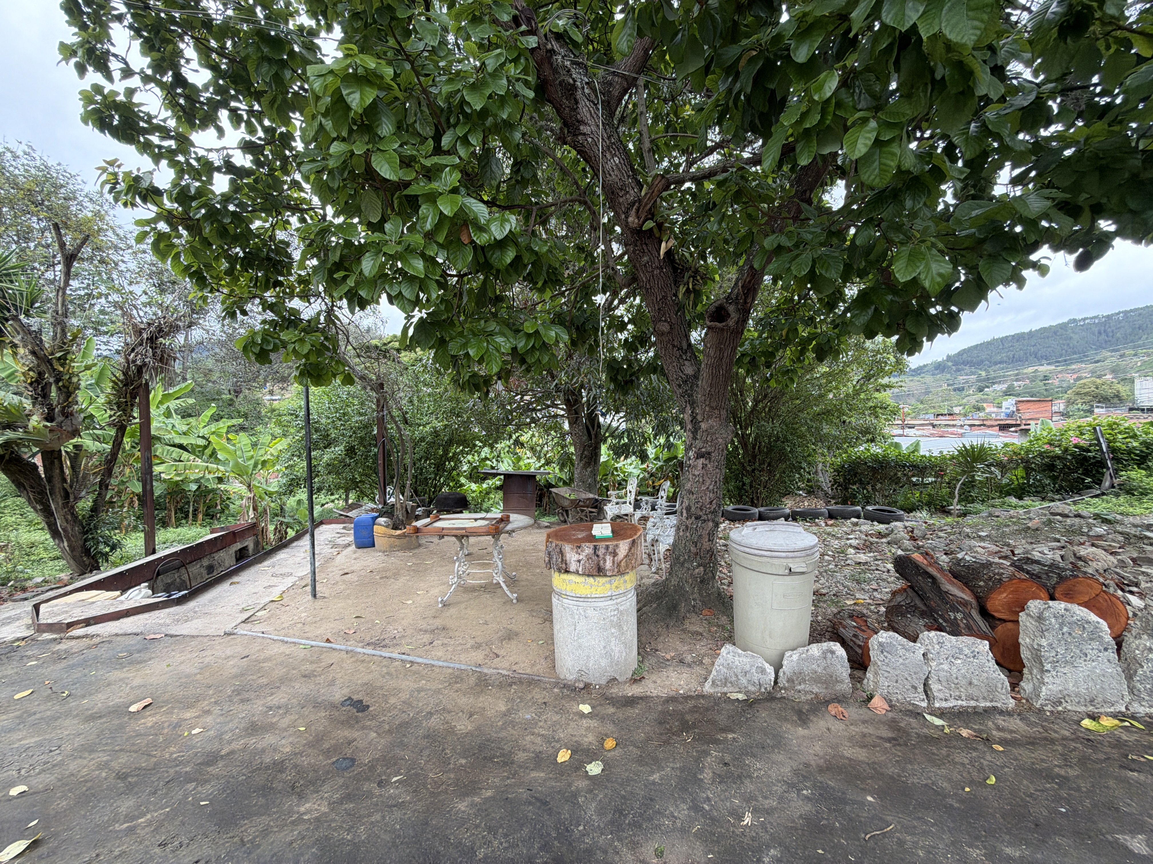 Terreno plano con zonificación R7 en el pueblo de Baruta