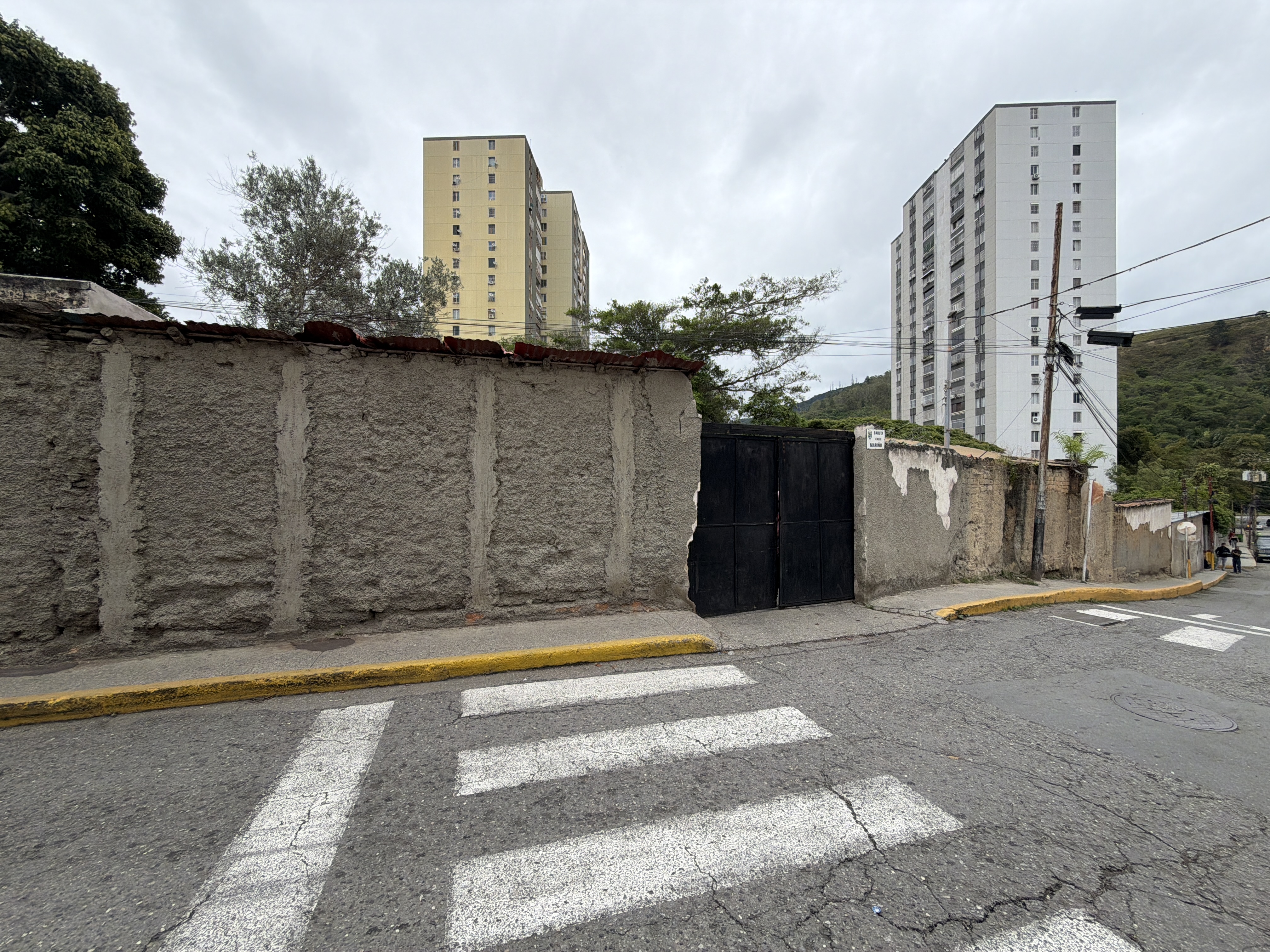 Terreno plano con zonificación R7 en el pueblo de Baruta